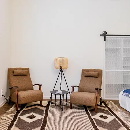 затишок біля площі