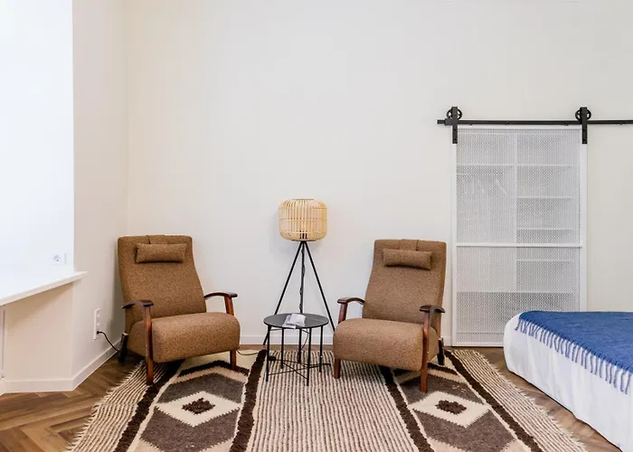 затишок біля площі